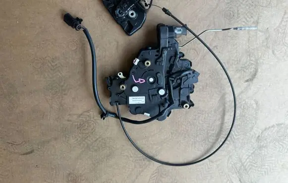 Volkswagen Transporter - Caravelle T5 Sliding door lock 7H0843654CD
