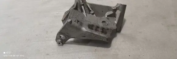 Engine mount bracket