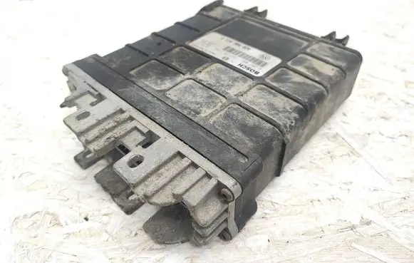 Volkswagen PASSAT B4 Engine control unit/module 028906021B 0281001172