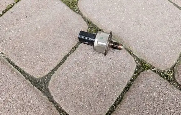 Opel Adam Fuel pressure sensor 55577400