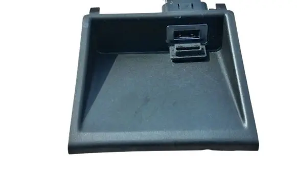 Volvo V40 USB socket connector 31306768 31307313