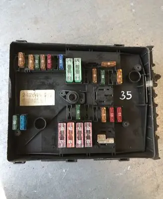 Volkswagen PASSAT B6 Fuse box set 242645320