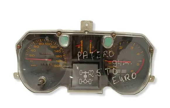 Mitsubishi Montero Speedometer (instrument cluster) MB680378 376670