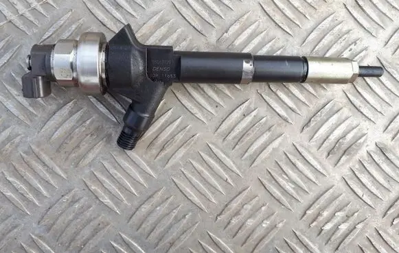 Chevrolet Cruze Fuel injector 55567729