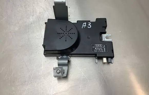 Audi A3 S3 8P Aerial antenna amplifier 8P4035225D 7617310103