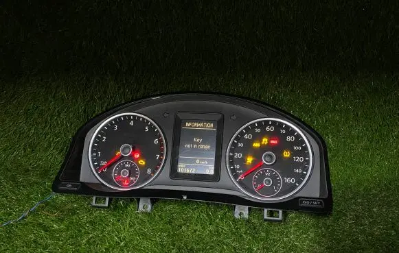 Volkswagen Tiguan Speedometer (instrument cluster) 5N0920972E