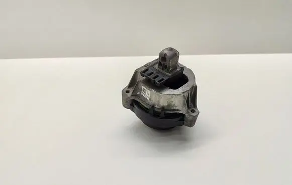 Engine mount bracket