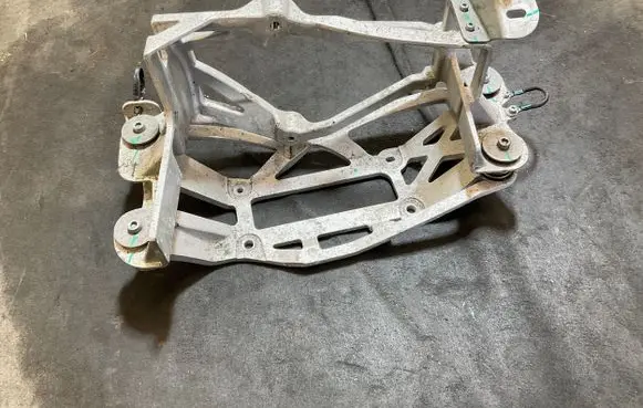 Volvo XC40 A/C compressor mount bracket 32352687
