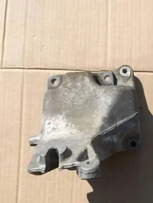 Mercedes-Benz CLS C219 Engine mounting bracket A2722231604