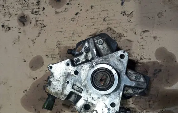 Volvo V70 Fuel injection high pressure pump 30756125
