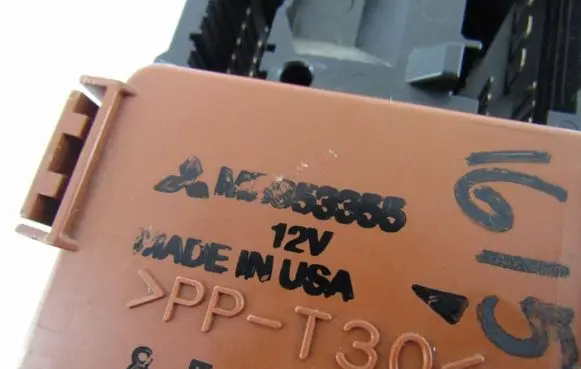 Mitsubishi Carisma Fuse module MR318828