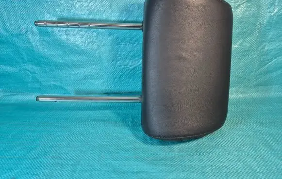 Volkswagen Golf V Front seat headrest 