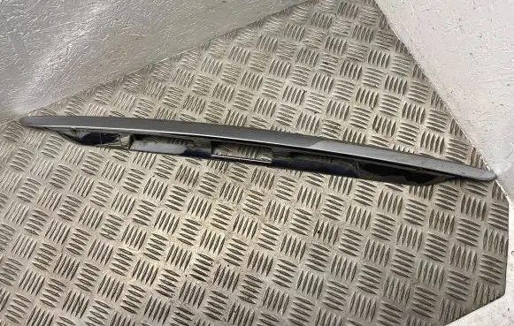 Toyota Avensis Verso Trunk door license plate light bar 7681144010 7681103040