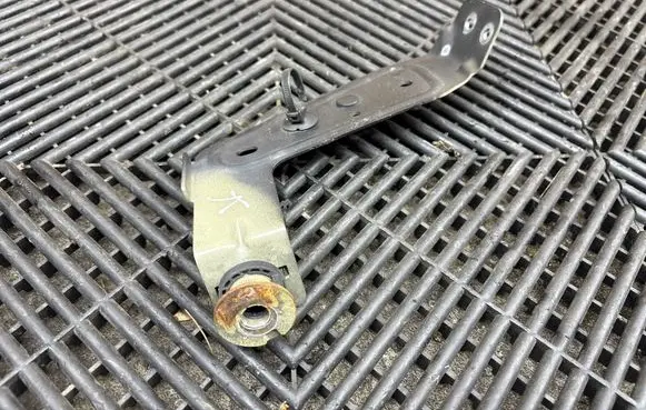 Volvo XC90 Headlight/headlamp mounting bracket