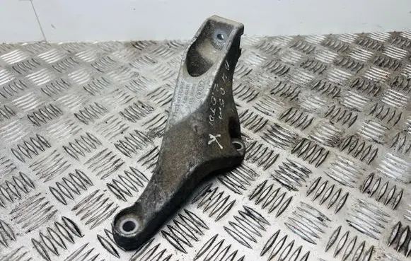 Audi A4 S4 B7 8E 8H Engine mounting bracket 8E0199307S