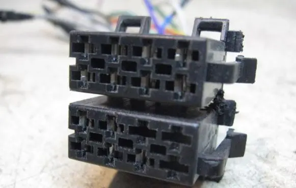 Volkswagen PASSAT B5 EUR ISO radio connector 