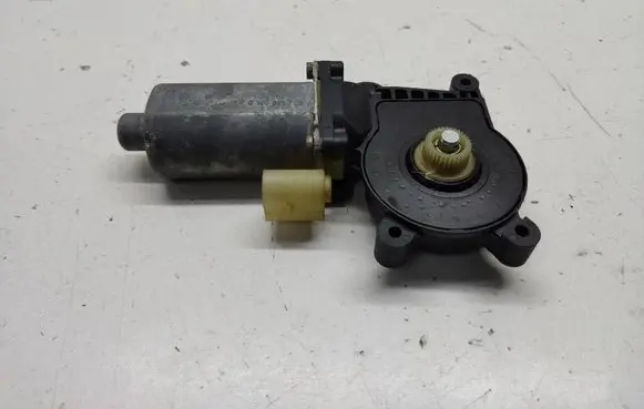 BMW 5 E39 Rear door window regulator motor 0130821726 8362065 67628362065