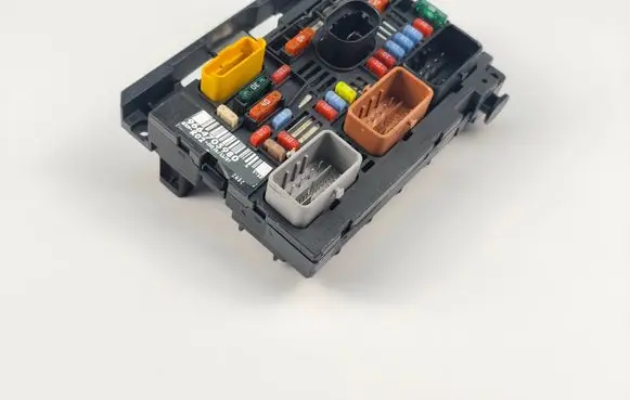 Citroen C4 Grand Picasso Fuse module 9664705980