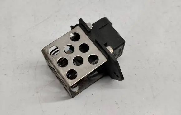 Nissan Note (E11) Coolant fan relay 8200045082