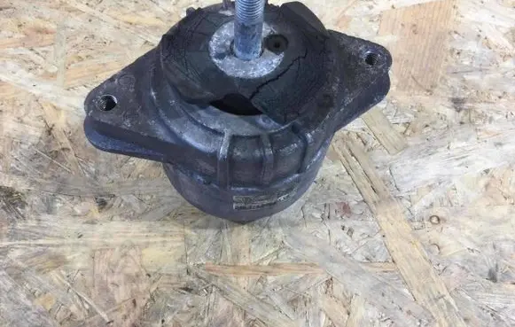Porsche Panamera (970) Engine mount bracket 94837505804