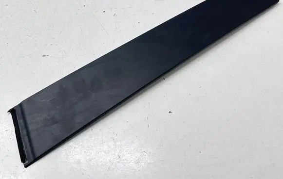 Nissan Rogue Front door glass trim molding 802D26RR1A