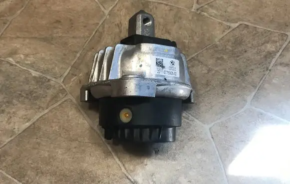 BMW 5 GT F07 Engine mount bracket 6775905