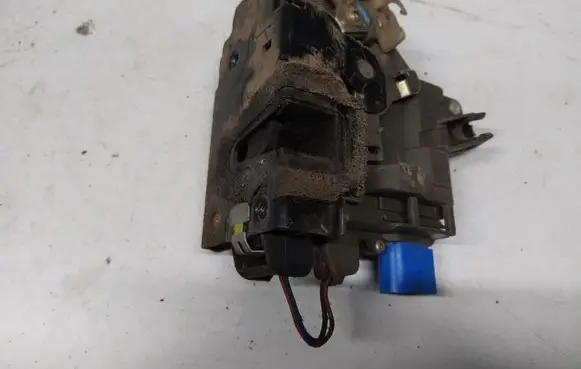 Volkswagen Polo Front door lock 3B1837015AM