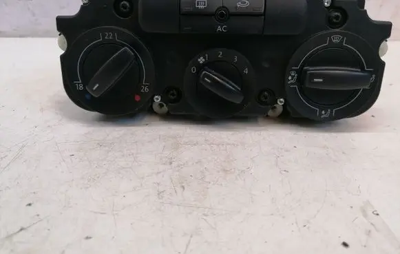 Volkswagen PASSAT B6 Climate control unit