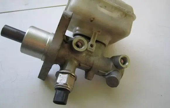 Volkswagen New Beetle Master brake cylinder 1J1611301B
