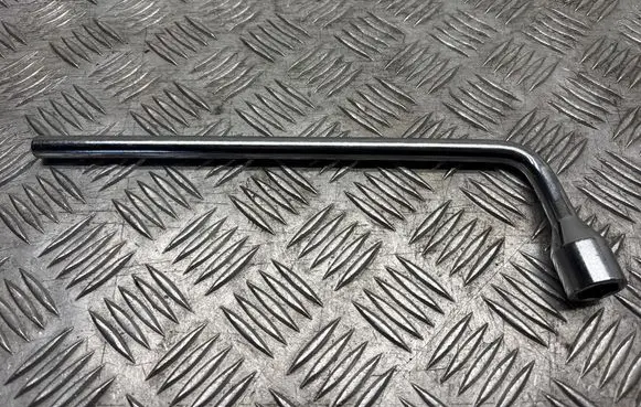 Mercedes-Benz E W212 Wheel nut wrench A2215810001