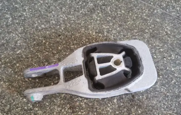 Buick Encore I Engine mount bracket 95248684 95245332