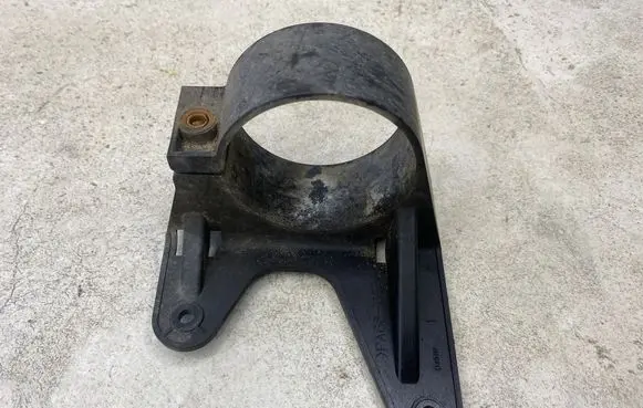 Radiator mount bracket