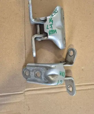 Hyundai ix35 Rear door lower hinge