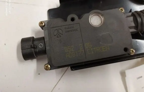Citroen C5 Tailgate window lock/catch/latch A00177