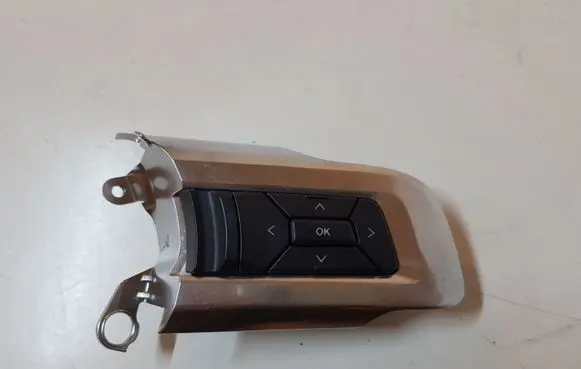 Steering wheel buttons/switches