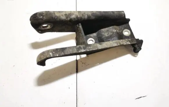 Volvo S40, V40 Engine mounting bracket