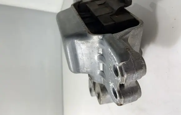 Volkswagen PASSAT B7 Engine mount bracket 1KO199555