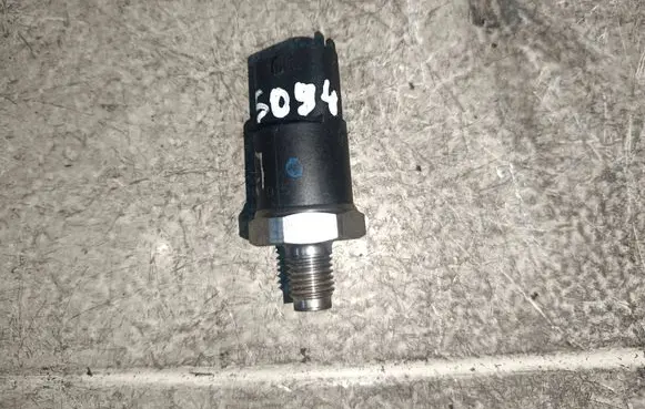 BMW 5 E39 Fuel pressure sensor 0281002475