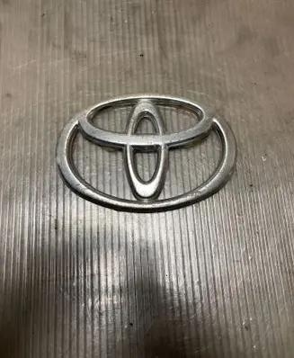 Manufacturer badge logo/emblem
