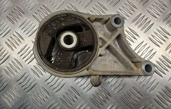 Opel Vectra C Engine mount bracket V05413