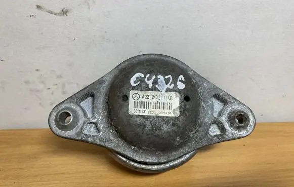 Mercedes-Benz S W221 Engine mount bracket A2212401217 C4326