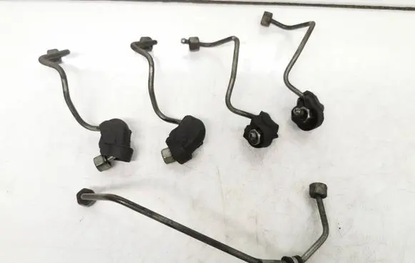 Fuel injector supply line/pipe