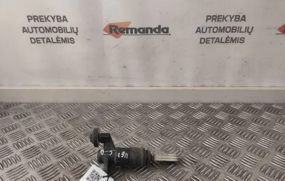 Volkswagen PASSAT B5 Clutch master cylinder 8E1721401
