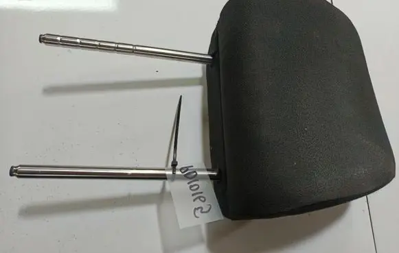 Volkswagen PASSAT B6 Front seat headrest 