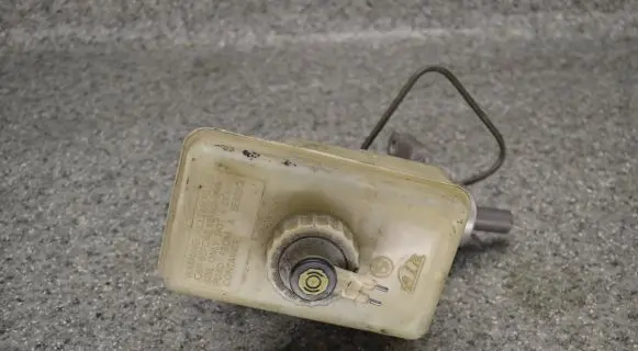 BMW 5 E39 Brake fluid reservoir 