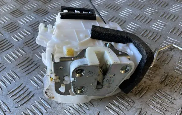 Subaru Forester SH Front door lock 61032SC240
