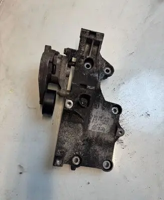 Volkswagen PASSAT B6 Generator/alternator bracket 03G903143F