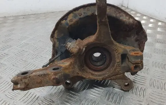 Suzuki Swift I Front wheel hub