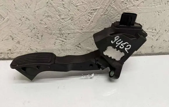 Accelerator throttle pedal