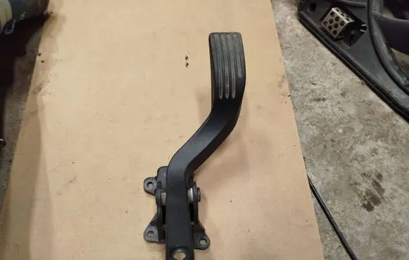 Ford Focus Accelerator throttle pedal 98AB9P732AE 6611498GF
